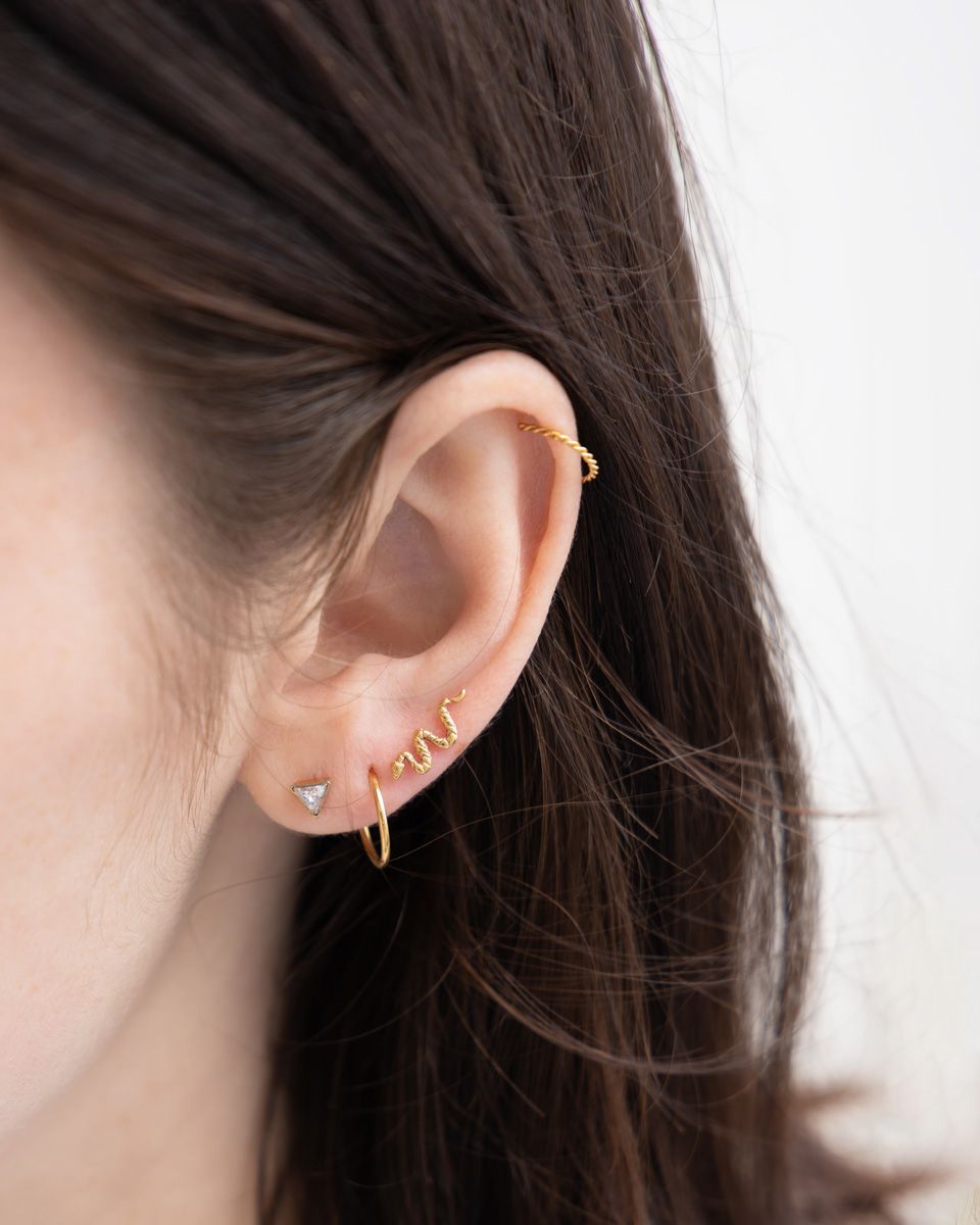 Titanium labret internally threaded with triangle stone