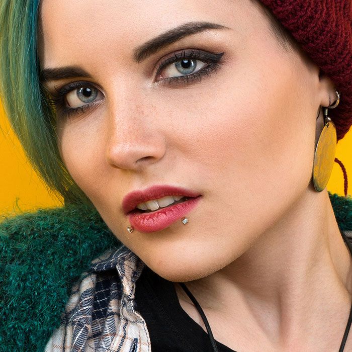 Labret with bioplastic post and solid 14k gold jeweled top