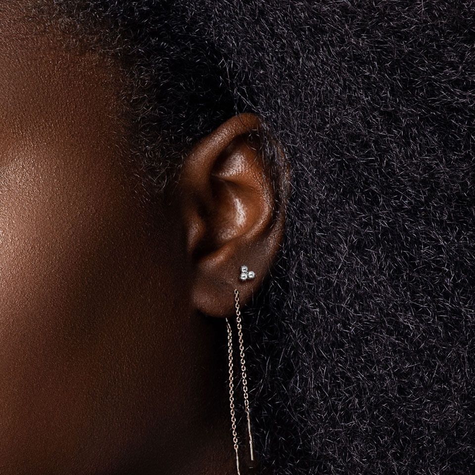 Delicate labret with trio of synthetic pearls
