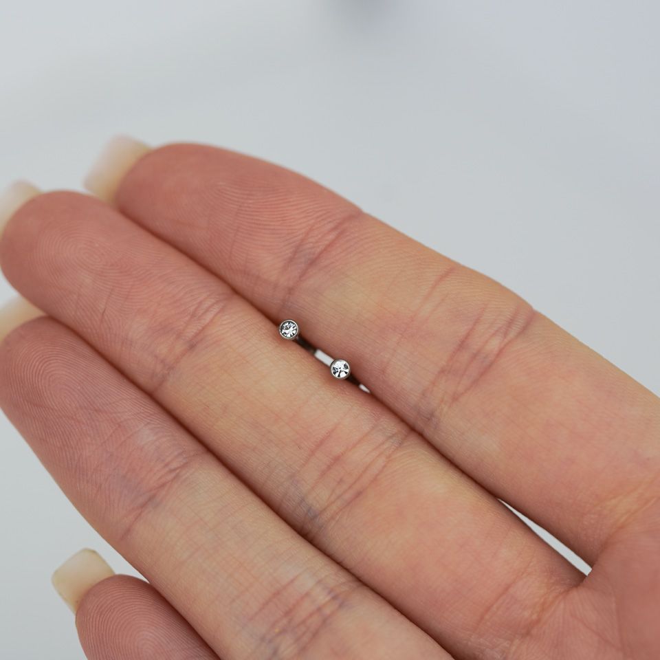 Labret s malom šipkicom s unutarnjim navojem