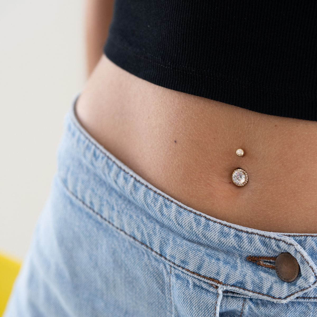 Piercing za pupak s izbrušenim kamenčićem