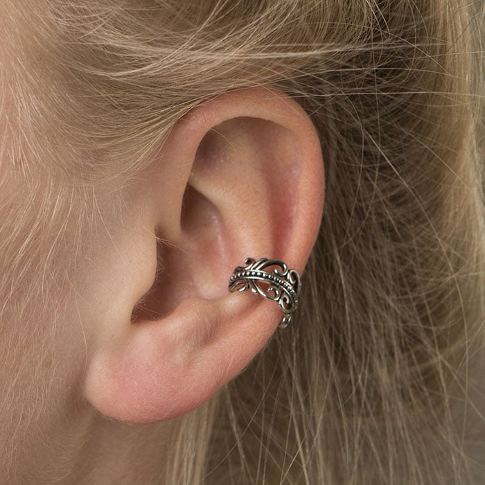 Ear cuff with twists