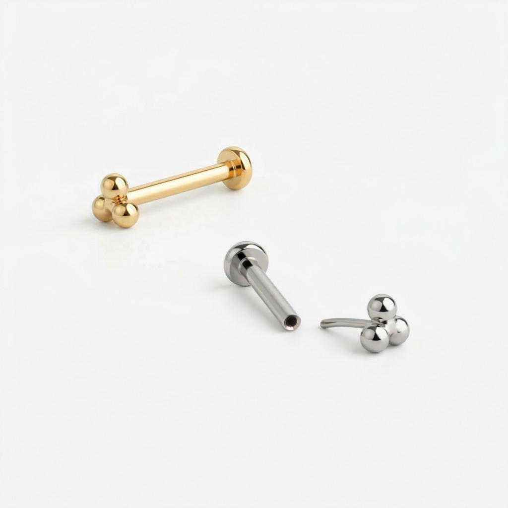 Push-in labret od titanija s tri kuglice u obliku trokuta