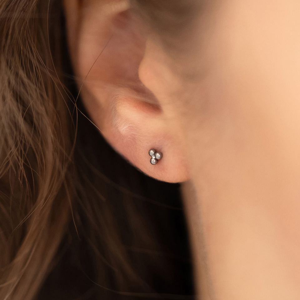Push-in labret od titanija s tri kuglice u obliku trokuta