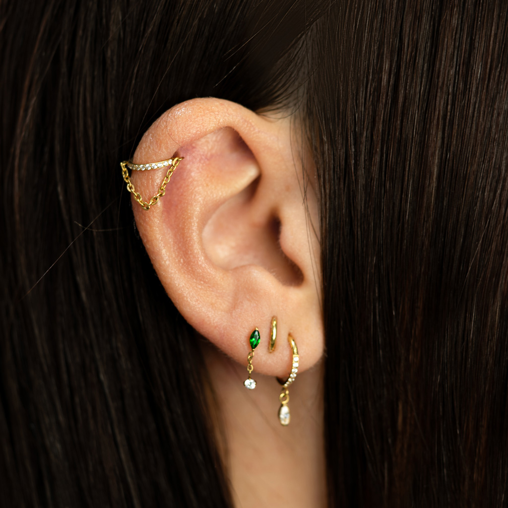 Titanium labret with emerald colored stone and dangle