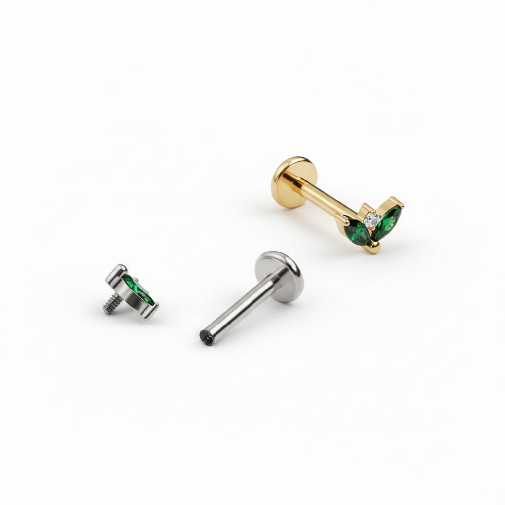 Labret od titanija s dva smaragdno-zelena kamenčića