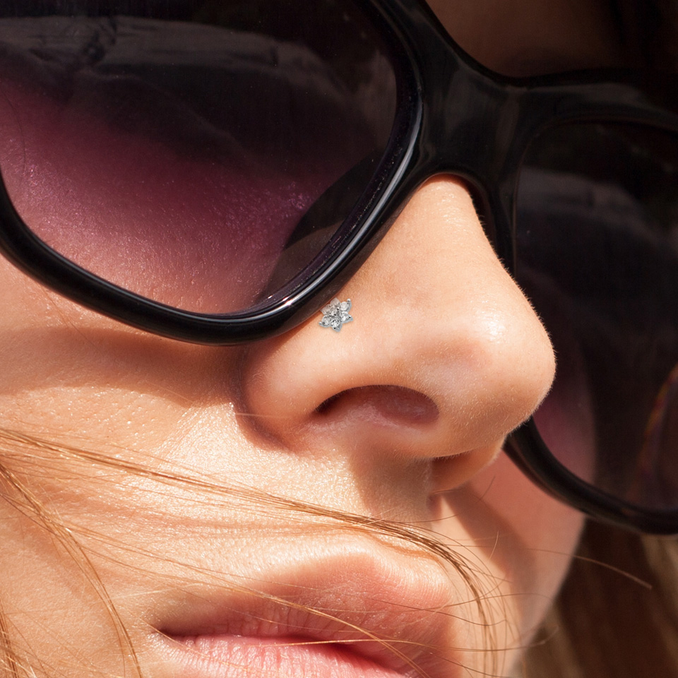 Nose screw made of 14k gold with flower