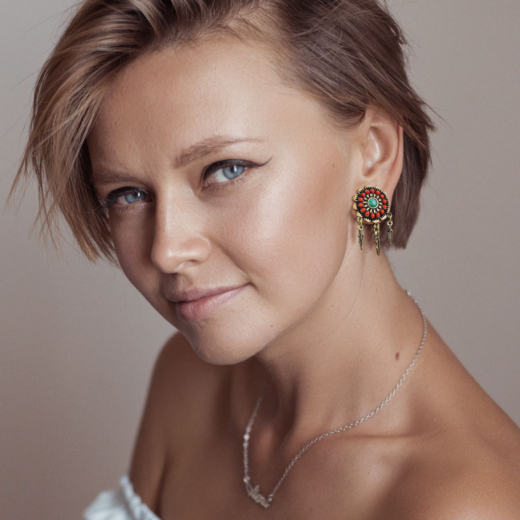 Plug with flower and hanging feathers