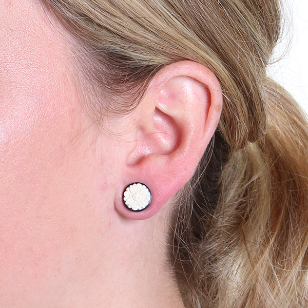 Plug made of horn with hand-carved bone four-leaf flower