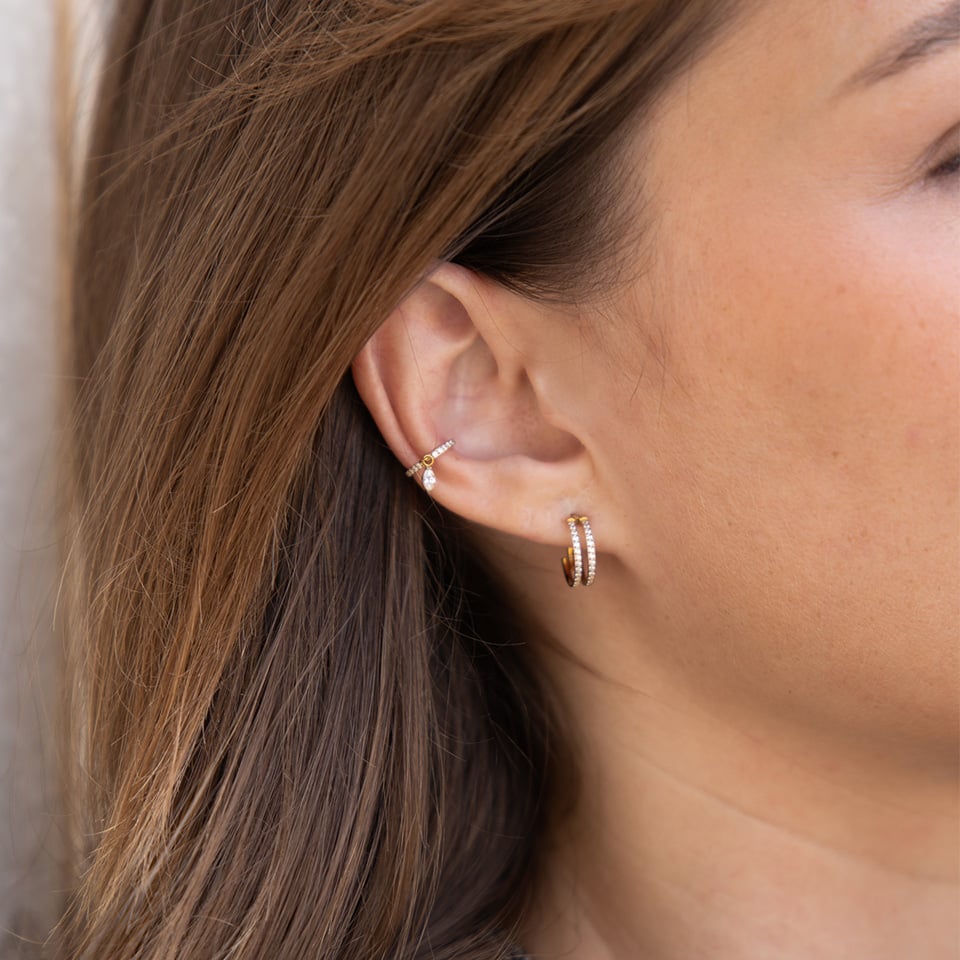 Segmentna karika od titanija s kamenčićima i ovalno brušenim visećim kamenčićem