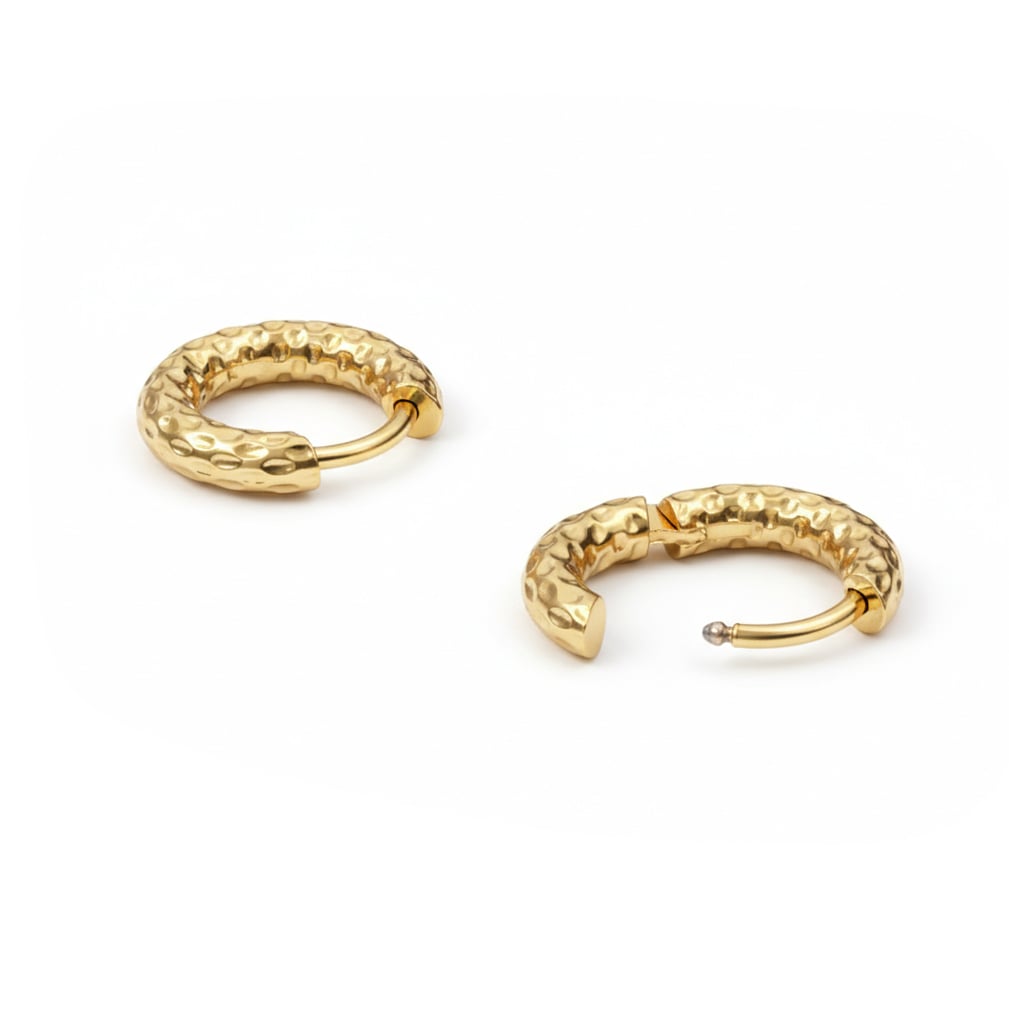 Par huggie naušnica čekićanog uzorka