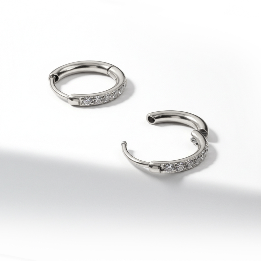Par huggie naušnica od kirurškog čelika s kamenčićima