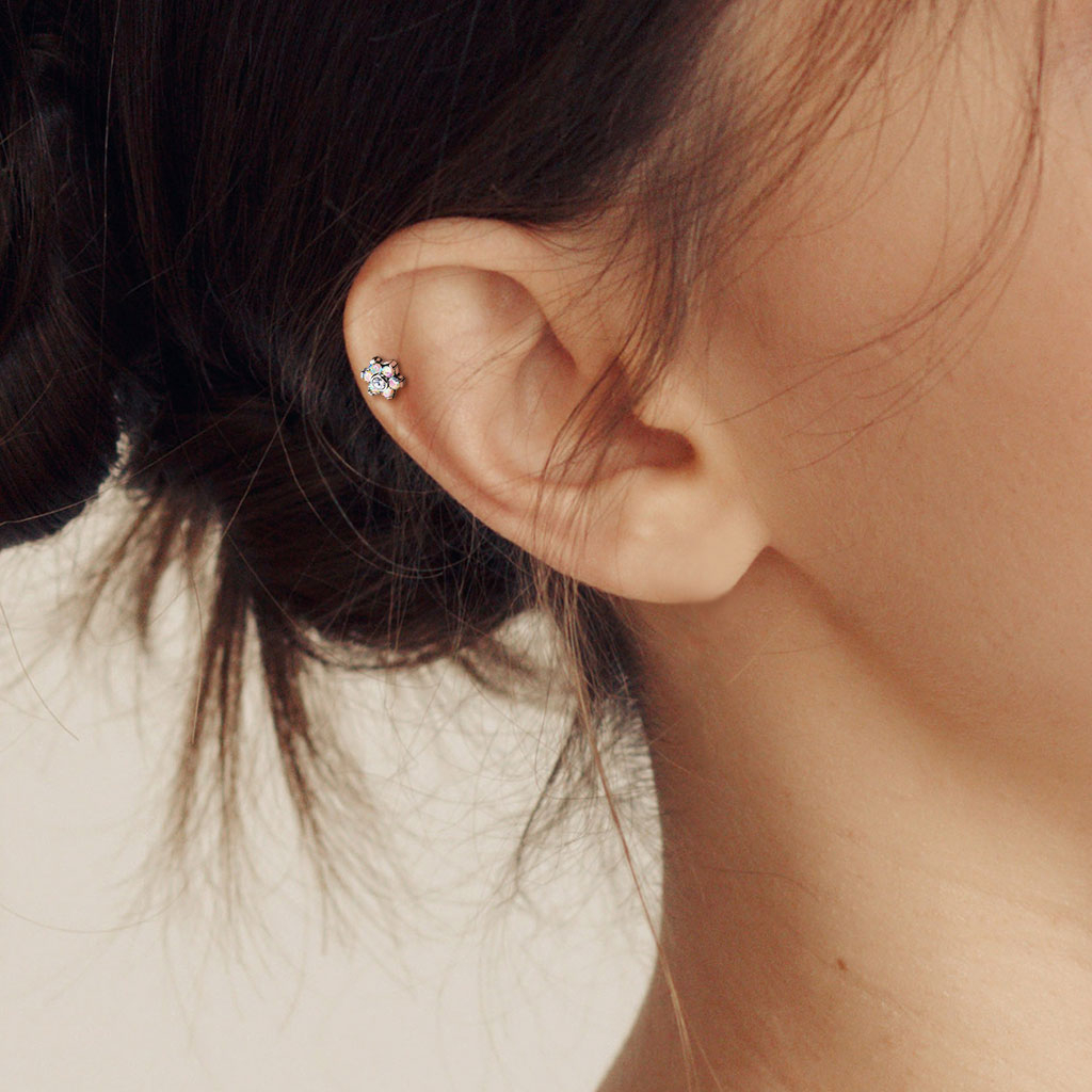 Push-in titanium labret with a flower made of stone